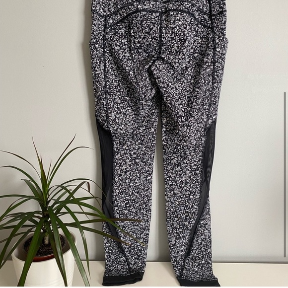 Lululemon 7/8 tights with mesh side detail - Picture 3 of 5